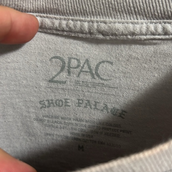 Tupac Shakur Middle fingers graphic tee 2 pac - Picture 4 of 5